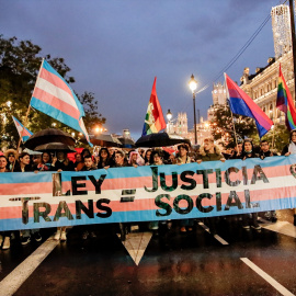 Manifestantes durante una marcha convocada por ‘Federación Plataforma Trans’ ante las enmiendas del PSOE, a 12 de noviembre de 2022, en Madrid (España). ‘Federación Plataforma Trans’ ha convocado una marcha con la que se pretende mostrar el enfado del colectivo ante las enmiendas que ha presentado al texto el PSOE en el Congreso. Se trata de la segunda convocatoria que el colectivo realiza en un mes. leer más El registro de enmiendas al texto y, especialmente, las propuestas de modificación que ha presentado el PSOE, es lo que ha hecho que la Federación Plataforma Trans quiera salir de nuevo a la calle.Fecha: 12/11/2022.Foto de archivoFirma: Carlos Luján / Europa Press