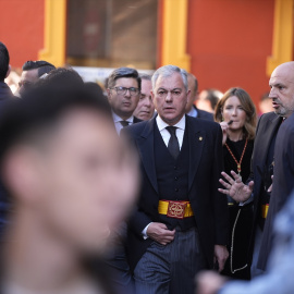 El Alcalde de Sevilla, José Luis Sanz participa en la salida profesional del Santo Entierro el pasado 19 de abril.