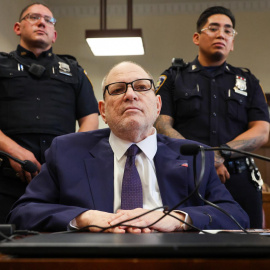 Harvey Weinstein, escoltado por dos policías en el juicio que se sigue contra él en Nueva York.