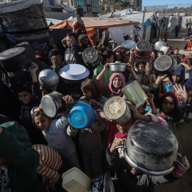 Imagen de archivo de niños palestinos reunidos para recibir comida en una cocina benéfica, a 28 de diciembre de 2024.