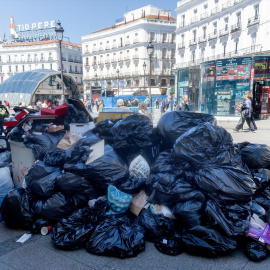 Aglutinación de basura en la Puerta del Sol, a 24 de abril de 2025.