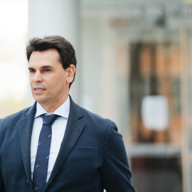 Imagen de archivo de la pareja de la presidenta de la Comunidad de Madrid, Alberto González Amador, a la salida de los Juzgados de Plaza de Castilla, a 10 de abril de 2025, en Madrid.