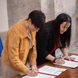 La ministra de Vivienda y Agenda Urbana, Isabel Rodríguez y la alcaldesa de Catarroja, Lorena Silvent, firman un acuerdo tras un encuentro con los alcaldes y alcaldesas de los municipios afectados por la DANA.
