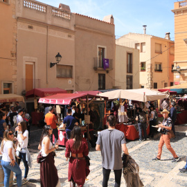La plaça de Santa Maria de Montblanc ha acollit el mercat de vins i caves de la DO Conca de Barberà, en el marc de la 36a Setmana Medieval
