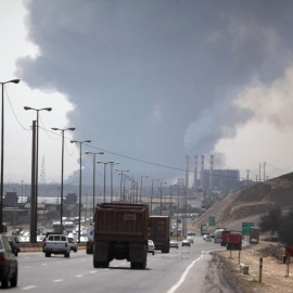 Imagen del humo que se eleva tras la explosión en el puerto de Rajaie, en la ciudad de Bandar Abbas, sur de Irán, el 26 de abril de 2025.