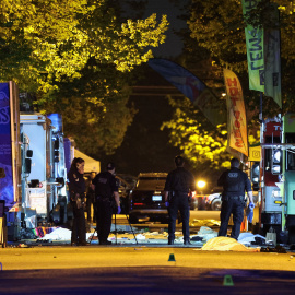 Agentes de policía trabajan en el lugar, mientras los cuerpos de las víctimas yacen cubiertos en el suelo, después de que un vehículo embistiera a una multitud en la fiesta del día de Lapu Lapu, en la que la policía dice que varias personas murieron y resultaron heridas, en Vancouver, Canadá, el 27 de abril de 2025.