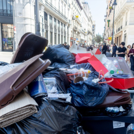 Imagen de basura aglutinada en el centro de la ciudad, a 24 de abril de 2025, en Madrid (España).