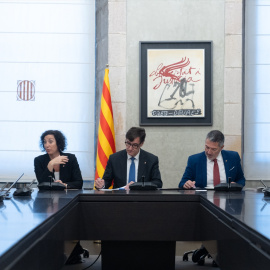 El presidente de la Generalitat, Salvador Illa, acompañado por el conseller de Empresa, Miquel Sàmper, y por la consellera de Economía, Alicia Romero, durante una reunión, en el Palau de la Generalitat, a 7 de abril de 2025, en Barcelona.