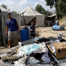 Un grupo de palestinos inspeccionan el daño hecho por Israel en Khan Younis al sur de la Franja de Gaza, el 25 de abril de 2025.