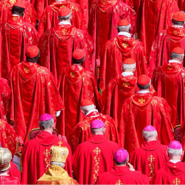 Imagen de los clérigos durante el funeral del difunto Papa Francisco en la Plaza de San Pedro, el 26 de abril de 2025.