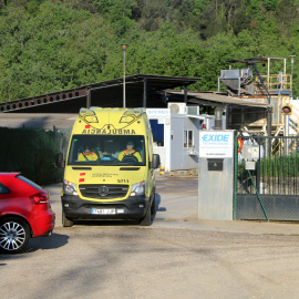 Una ambulancia sale de la planta de reciclaje de baterías de Bonmatí (Girona), a 28 de abril de 2025.