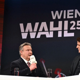 Imagen del socialdemócrata Michael Ludwig (centro), alcalde de Viena y vencedor de los últimos comicios, a 27 de abril de 2024.