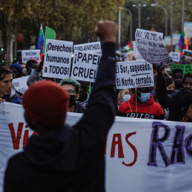 Un grupo de personas participa en una manifestación antirracista por la capital, a 13 de noviembre de 2021, en Madrid.