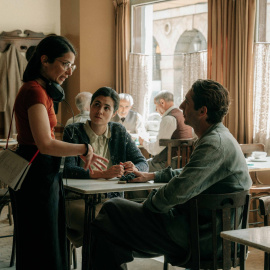 La directora Celia Rico con Loreto Mauleón y Enric Auqer, en el rodaje de 'La buena letra'.