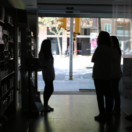 Un comerç sense llum a l'avinguda Josep Tarradellas de Barcelona.
