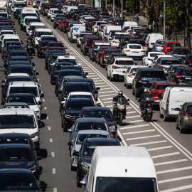 Tráfico en el Paseo de la Castellana tras el apagón eléctrico en Madrid, España, el 28 de abril de 2025.