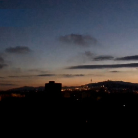 Anochece en Barcelona y el apagón deja la ciudad a oscuras en muchos barrios