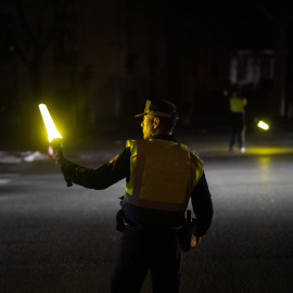 Un agente de la Policía Municipal dirige el tráfico tras el apagón eléctrico en Madrid, España, el 28 de abril de 2025.Alejandro Martínez Vélez / Europa Press28/4/2025