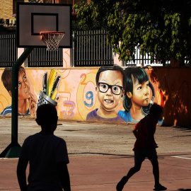Imagen de archivo de varios niños en el patio del centro escolar el primer día de clase tras la vacaciones de verano, a 10 de septiembre de 2024.