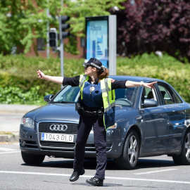 Una agente de la Policía Municipal de Madrid controla el tráfico en Madrid, a 28 de abril de 2025.