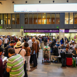 Numerosas personas esperan en la estación de trenes de Santa Justa el día después del apagón generalizado, a 29 de abril de 2025, en Sevilla.