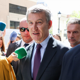 El presidente del PP, Alberto Núñez Feijóo, participa en la XXIX Lectura Continuada de El Quijote, en el Círculo de Bellas Artes, a 25 de abril de 2025, en Madrid (España).