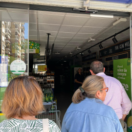 Gente tratando de comprar en un supermercado de Sevilla.