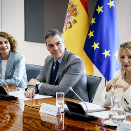 Pedro Sánchez, María Jesús Montero, Yolanda Díaz, durante su reunión con representantes de empresarios y sindicatos, en el Palacio de la Moncloa, a 2 de abril de 2025, en Madrid (España)