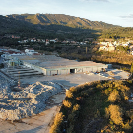 La muntanya de residus que acumula l'empresa Iberboard a les seves instal·lacions d'Alcover