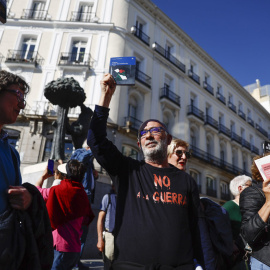 Concentración de protesta contra el aumento del gasto militar, este miércoles en la Puerta del Sol en Madrid.