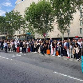 Les cues front les parades d'autobús per la falta d'altres transports va ser una imatge habitual durant tot el dia.