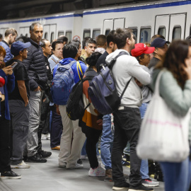 Una multitud de usuarios del transporte público se agolpan ante las puertas de los vagones tras reabrirse el servicio de la Red de Metro un día después del apagón masivo que afectó a la península ibérica, este martes en Madrid.