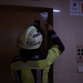 Un bombero trata de abrir un ascensor averiado por el apagón en Coruña.