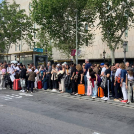 Las colas de gente frente a las paradas de autobús por la falta de otros transportes fue una imagen habitual durante todo el día, también de los turistas que querían llegar al aeropuerto.