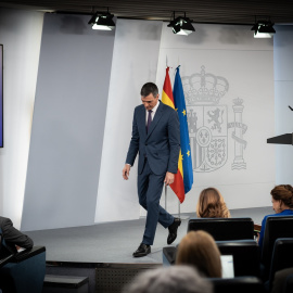 El presidente del Gobierno, Pedro Sánchez, tras su comparecencia ante los medios, en el Palacio de la Moncloa, a 29 de abril de 2025, en Madrid