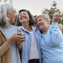Mujeres mayores jugando a la petanca