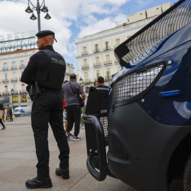 Agentes de la Policía Municipal de Madrid, vigilan este martes en la Puerta del Sol.
