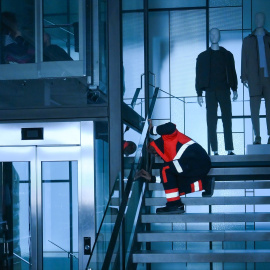 Un operario revisa un ascensor tras el gran apagón en España.