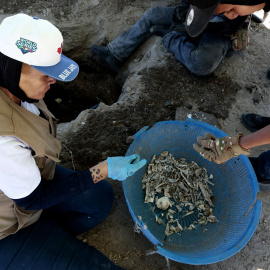 Miembros del colectivo "Guerreros buscadores" localizan restos de huesos humanos en uno de los crematorios del Rancho Izaguirre