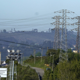 Imagen de las torretas de luz cerca de una subestación eléctrica en Oviedo durante el apagón masivo del 28 de abril de 2025.