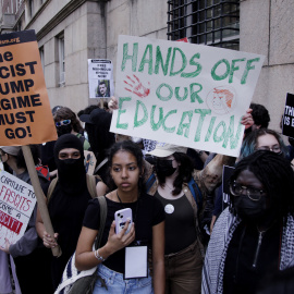 Manifestantes marchan contra las políticas de Trump para exigir "libertad, solidaridad y responsabilidad" de sus universidades.