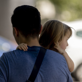 Imagen de archivo de una familia en el parque de El Retiro, a 4 de julio de 2023, en Madrid.