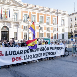 Imagen de archivo de decenas de personas durante una concentración por la colocación de una placa en memoria de las víctimas del franquismo.