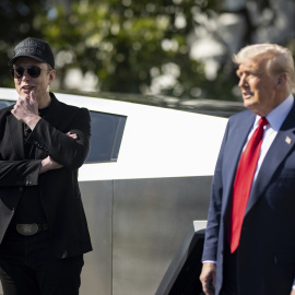 El presidente de Estados Unidos, Donald Trump con el multimillonario Elon Musk junto a un Tesla Cybertruck.