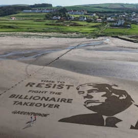 Protesta contra Donald Trump frente a su resort de golf en Escocia.