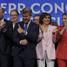 El presidente del Partido Popular, Alberto Núñez Feijóo (2i), el presidente del Partido Popular Europeo, Manfred Weber (i), la secretaria general del PPE, Dolors Montserrat (2d), y la diputada popular Cuca Gamarra (d) en el marco de la segunda jornada del congreso del Partido Popular Europeo en Valencia, este miércoles. EFE/ Kai Försteling
