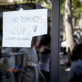 Imagen de un comercio durante el apagón eléctrico de este lunes, en Barcelona.