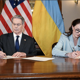 El secretario del Tesoro, Scott Bessant, y la ministra ucrania de Economía, Yulia Svyrydenko, firman el acuerdo sobre la explotación de las tierras raras.