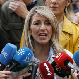 La vicepresidenta segunda del Gobierno y ministra de Trabajo, Yolanda Díaz, conversa con los periodistas al inicio de la manifestación del Primero de Mayo en Madrid, que este año lleva por lema "Proteger lo conquistado, ganar futuro".