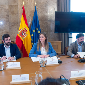 La vicepresidenta y ministra para la Transición Ecológica, Sara Aagesen (c), durante la primera reunión del comité sobre el apagón, a 30 de abril de 2025.